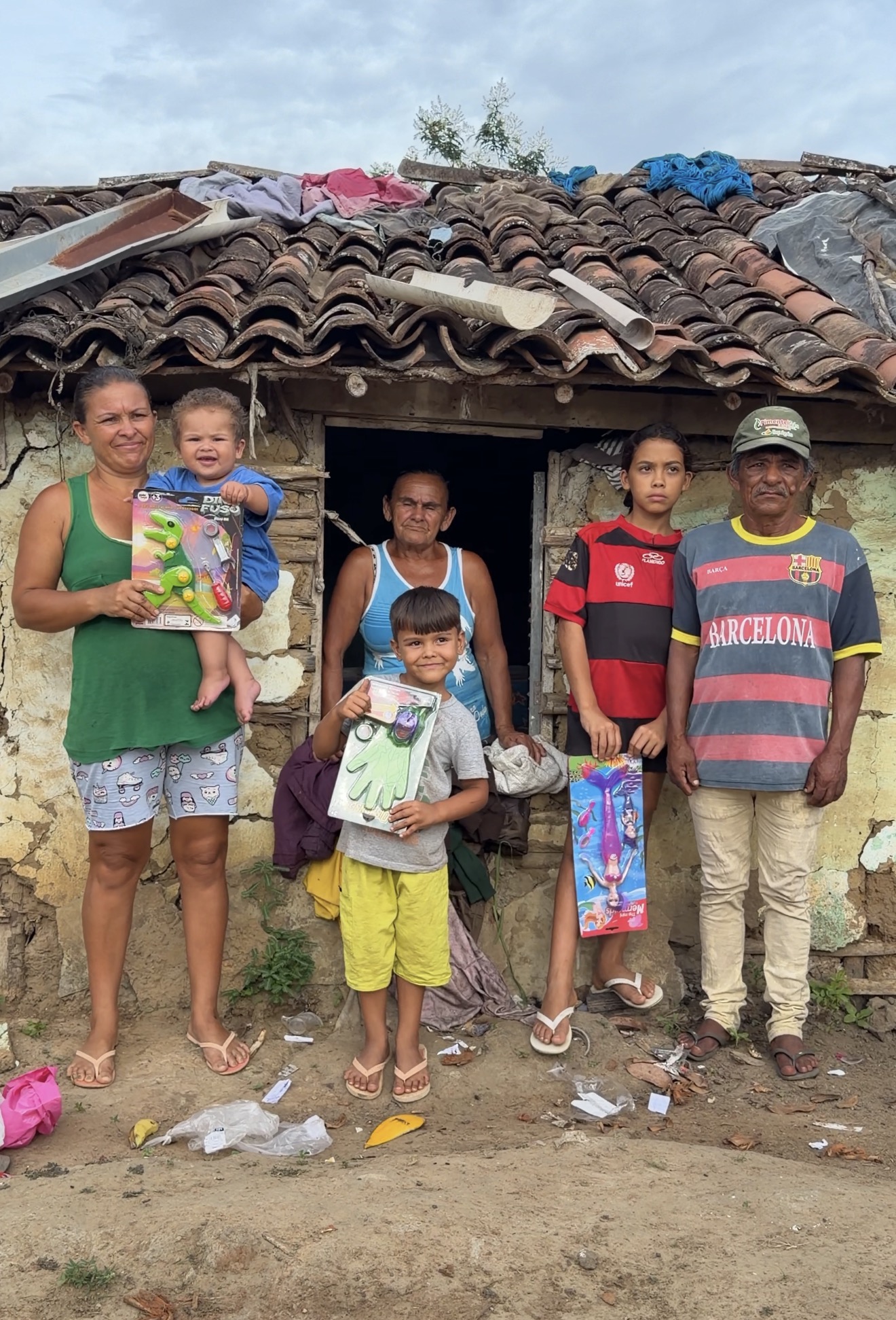 Voluntarios entregando cestas basicas